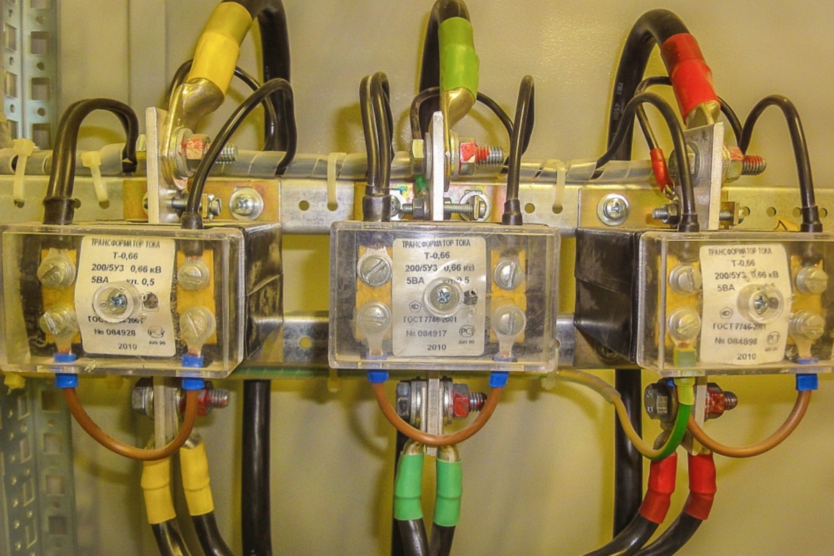 Трансформаторы тока 0.4. Монтаж трансформаторов тока 0.4 кв. Трансформатор тока ТТИ-А монтаж. 1и1 1и2 трансформатор тока. Трансформаторы тока на кабель 0.4 кв.